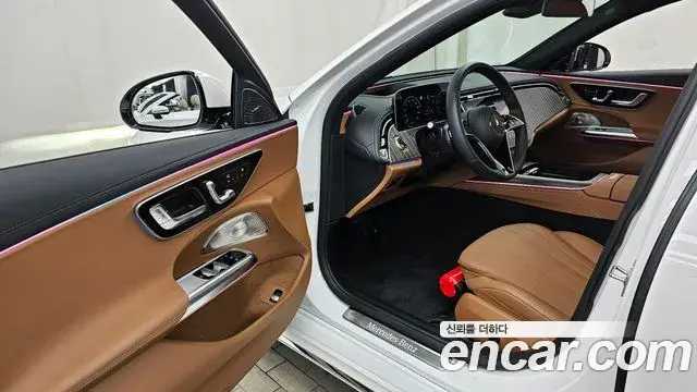 Mercedes-Benz E-Class 2025 — Photo 10/20