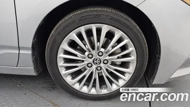 Toyota Avalon 2019 — Photo 1/20