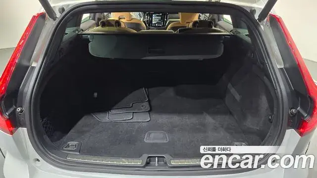 Volvo V60 Cross Country 2019 — ფოტო 17/20