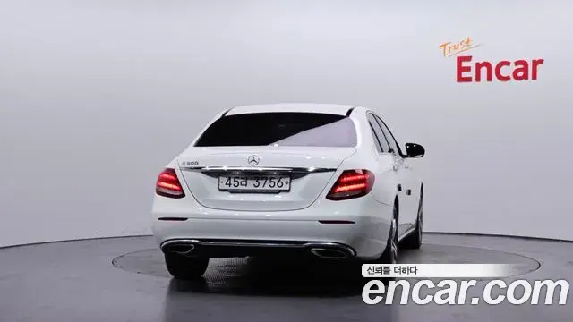Mercedes-Benz E-Class 2018 — Photo 24/30