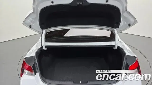 Hyundai The New Avante Hybrid 2020 — Photo 24/30