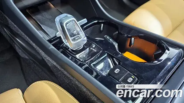 Volvo XC40 2021 — Şəkil 32/38