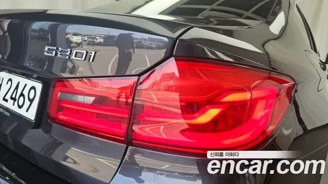 BMW 5 Series 2020 — Photo 9/32