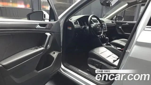 Volkswagen Tiguan 2018 — Şəkil 17/20