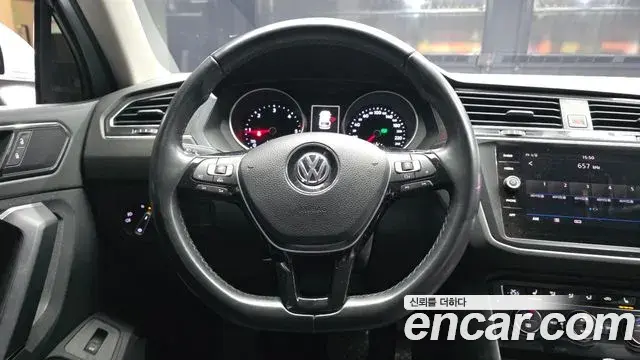Volkswagen Tiguan 2018 — Şəkil 13/20