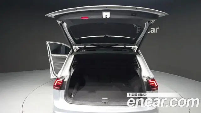 Volkswagen Tiguan 2018 — Şəkil 16/20