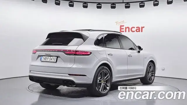 Porsche Cayenne 2023 — Photo 2/20