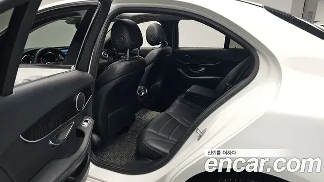 Mercedes-Benz C-Class 2019 — Photo 6/32