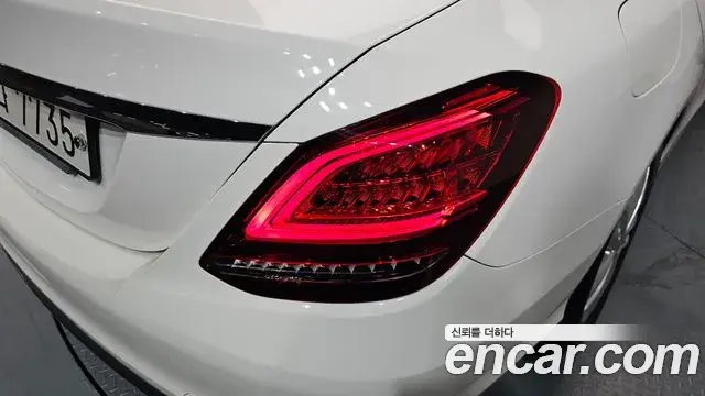 Mercedes-Benz C-Class 2019 — Photo 8/32