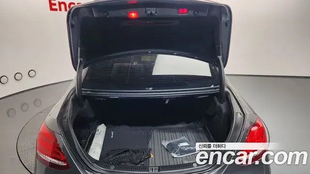 Mercedes-Benz E-Class 2019 — Photo 18/20