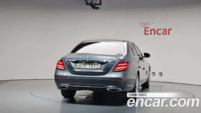 Mercedes-Benz E-Class 2019 — Photo 11/34