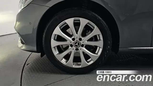 Mercedes-Benz E-Class 2019 — Photo 32/34