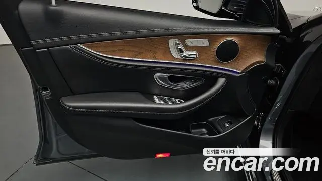 Mercedes-Benz E-Class 2019 — Photo 24/34