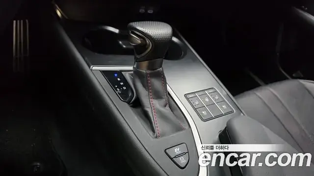 Lexus UX250h 2023 — Şəkil 19/20