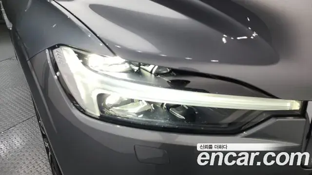 Volvo XC60 2021 — Şəkil 31/35