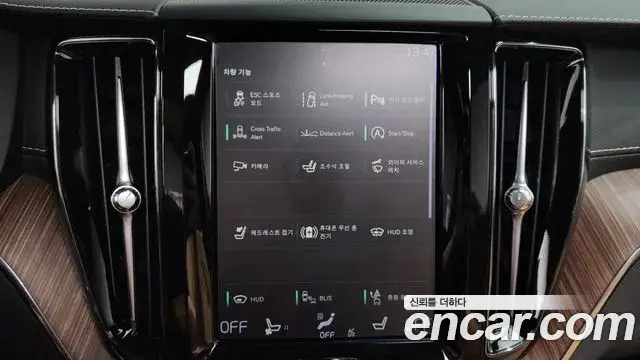 Volvo XC60 2021 — Şəkil 33/35