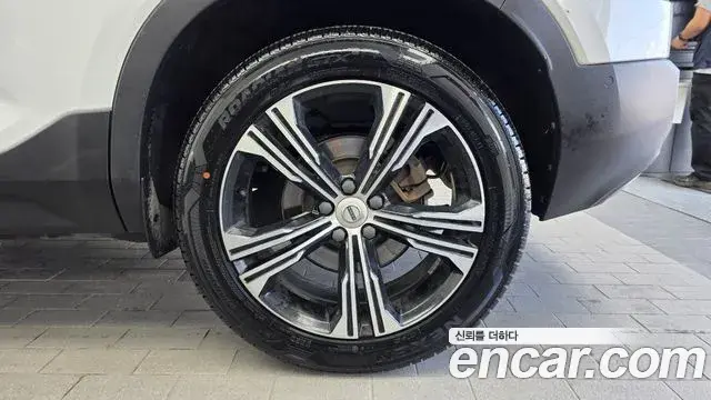 Volvo XC40 2020 — Photo 4/33