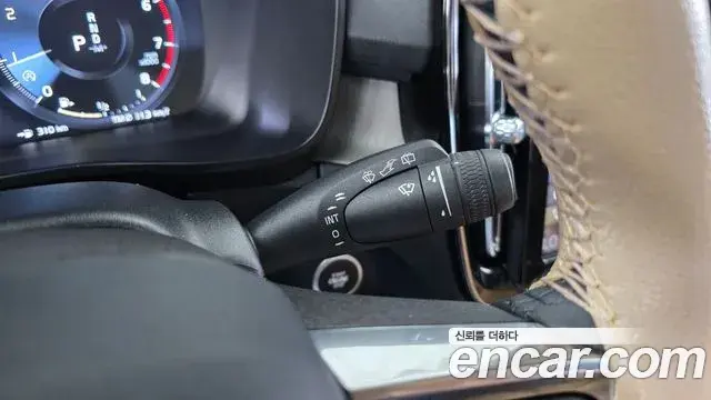 Volvo XC40 2020 — Photo 29/33