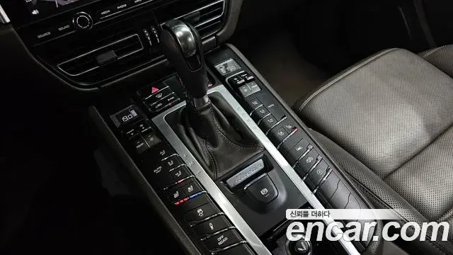 Porsche Macan 2021 — Photo 9/20