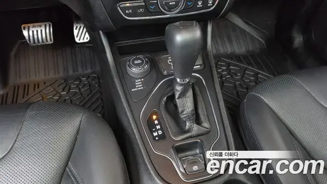 Jeep Cherokee 2019 — ფოტო 34/36