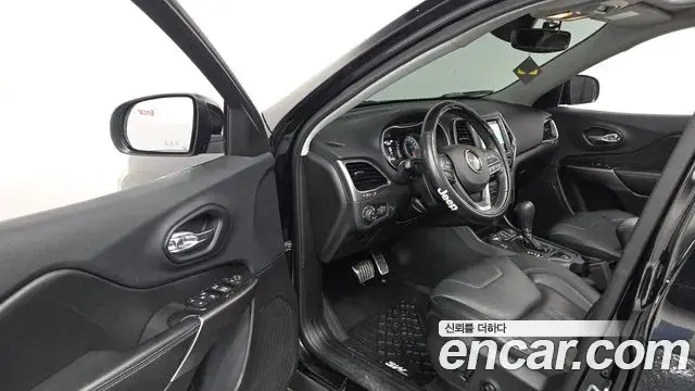 Jeep Cherokee 2019 — ფოტო 7/36