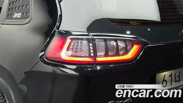 Jeep Cherokee 2019 — ფოტო 20/36