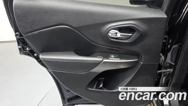 Jeep Cherokee 2019 — ფოტო 14/36