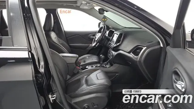 Jeep Cherokee 2019 — ფოტო 21/36