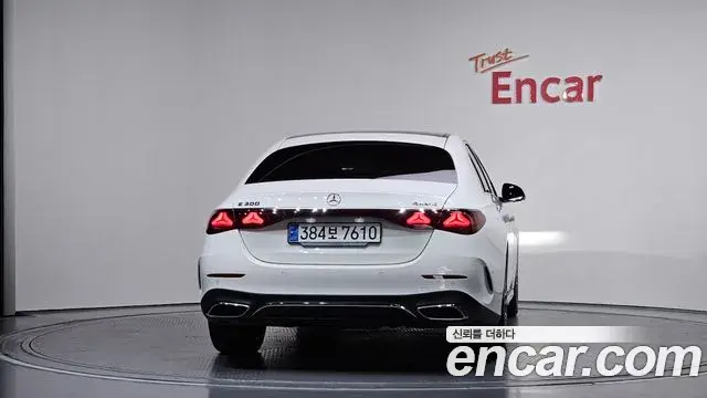 Mercedes-Benz E-Class 2024 — Photo 4/20