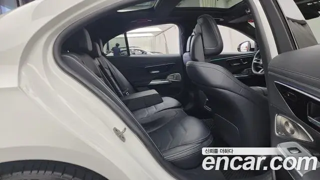 Mercedes-Benz E-Class 2024 — Photo 12/20