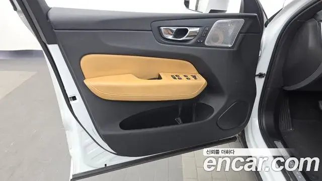 Volvo XC60 2018 — Photo 22/33