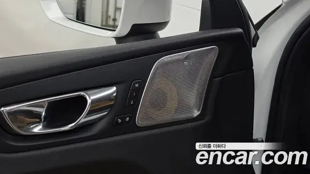 Volvo XC60 2018 — Photo 26/33