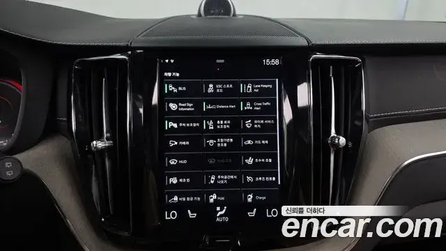 Volvo XC60 2018 — Photo 14/33