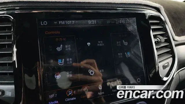 Jeep Grand Cherokee 2021 — Photo 11/20