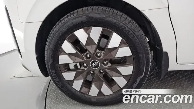 Hyundai Staria 2023 — Photo 5/20