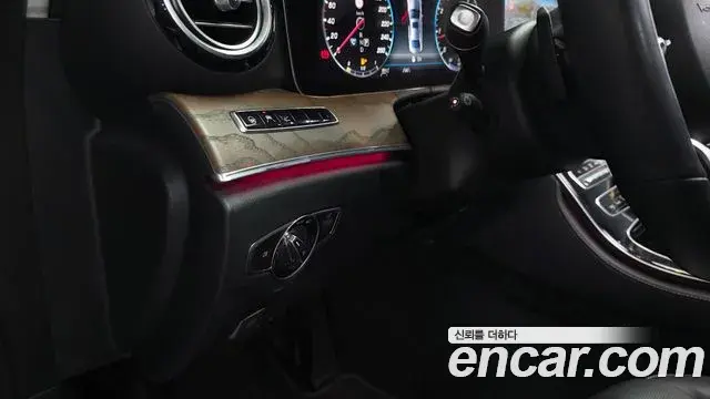 Mercedes-Benz E-Class 2020 — Фото 19/20