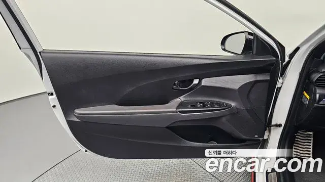 Hyundai Veloster 2018 — Photo 9/30