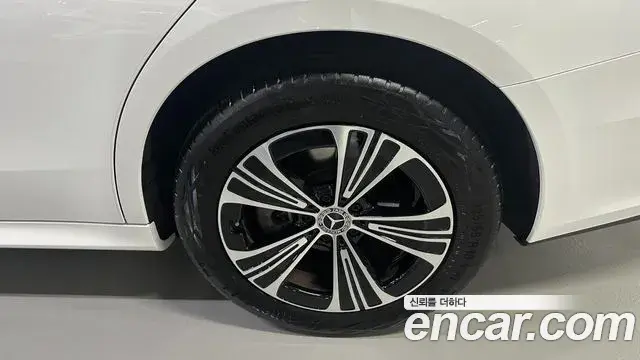 Mercedes-Benz E-Class 2025 — Photo 4/20