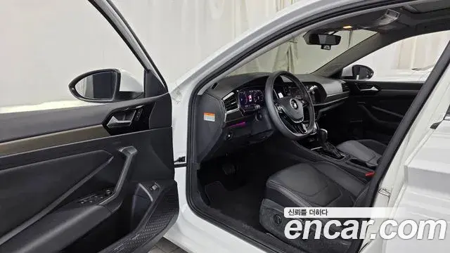 Volkswagen Jetta 2021 — Photo 6/20