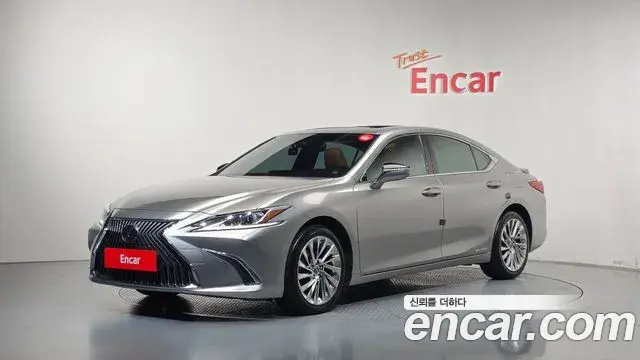 Lexus ES300h 2021 — Photo 1/20