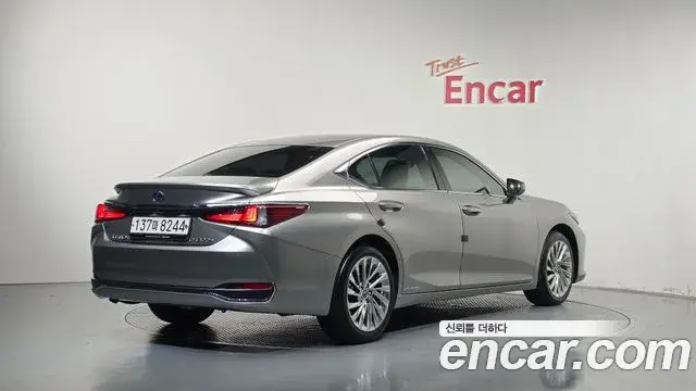 Lexus ES300h 2021 — Photo 2/20