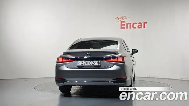 Lexus ES300h 2021 — Photo 4/20