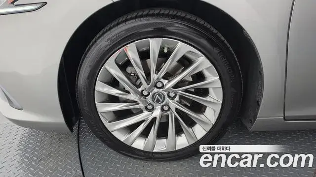 Lexus ES300h 2021 — Photo 5/20