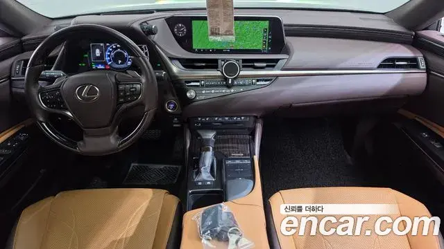 Lexus ES300h 2021 — Photo 7/20