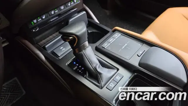 Lexus ES300h 2021 — Photo 9/20