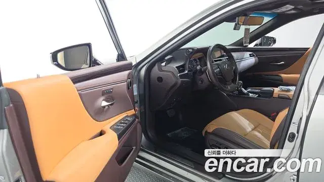 Lexus ES300h 2021 — Photo 10/20