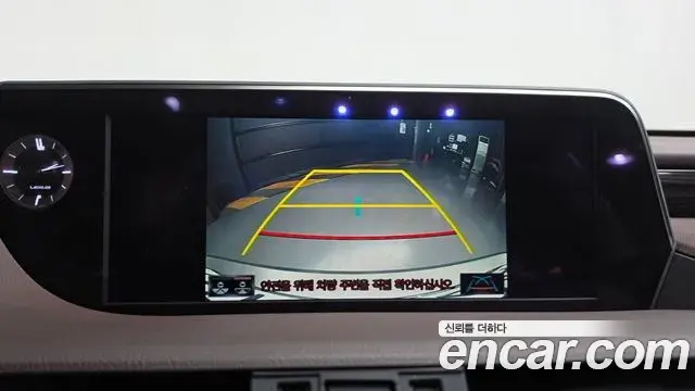 Lexus ES300h 2021 — Photo 14/20