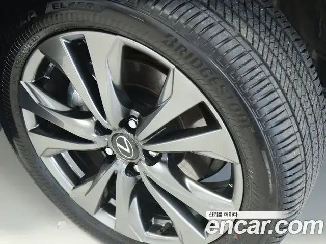 Lexus UX300h 2025 — Photo 9/16
