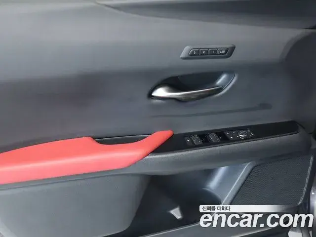 Lexus UX300h 2025 — Photo 10/16