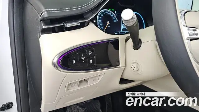 Genesis GV70 2023 — ფოტო 17/34